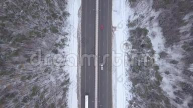 冬季公路上的俯视<strong>汽车</strong>交通。 在冬季道路上<strong>行驶</strong>的<strong>汽车</strong>和卡车